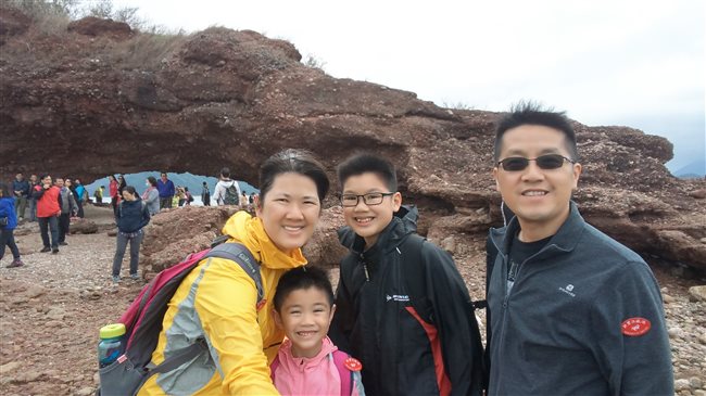 冠軍:雨天的鴨洲一樣美 雖然旅行當天下了一場雨，家長和孩子們依然興致勃勃，開心地玩耍，開心地影相！ 尹莉女士、高子富同學(2B)